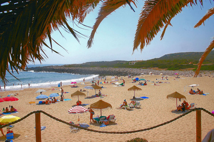 The warm sun shines down on Praia da Ingrina and gives the white sands a golden glow. A perfect family beach.